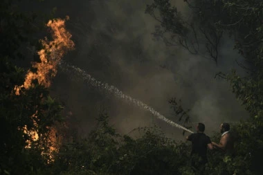 NAJPOTRESNIJA FOTOGRAFIJA KOJU ĆETE DANAS VIDETI! Vatrogasci u Grčkoj spavaju na ASFALTU nakon sati borbe sa požarima! (FOTO)