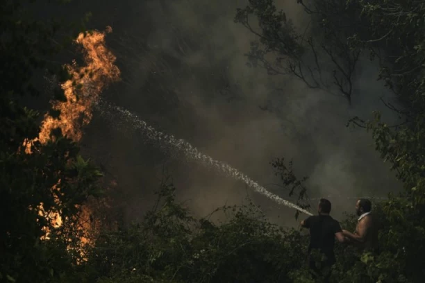 NAJPOTRESNIJA FOTOGRAFIJA KOJU ĆETE DANAS VIDETI! Vatrogasci u Grčkoj spavaju na ASFALTU nakon sati borbe sa požarima! (FOTO)