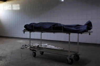 POZNATO ČIJE TELO JE PRONAŠAO STRANAC U GRADU! Muškarac poslat na obdukciju!