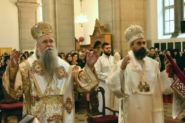 OGLASILA SE CRKVENA ZVONA U ISTI ČAS ŠIROM CRNE GORE: Sveštenici, monasi i narod stali pred ikone sa jednom molbom