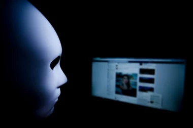 DECA U OPASNOSTI OD DIGITALNIH PREDATORA KOJI VREBAJU IZA EKRANA! Evo kakve STRAŠNE STVARI mogu zadesiti vaše mališane ukoliko koriste internet bez nadzora: Stupaju u kontakt na lukav način!