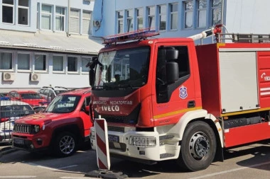 VELIKI POŽAR U BEOGRADU! Buktinja nedaleko od pumpe! (FOTO)