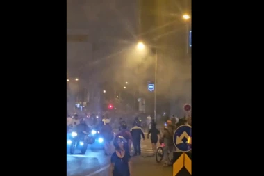 SLIKE UŽASA IZ NOVOG SADA! Pogledajte kako blokaderi biju, napadaju...! (VIDEO/FOTO)