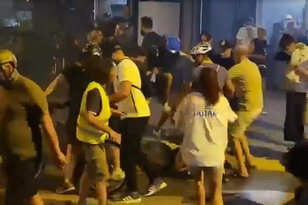 UŽAS NAD UŽASIMA! Pogledajte kako blokaderi u Novom Sadu biju čoveka! UBIŠE BOGA U NJEMU! (UZNEMIRUJUĆI SNIMAK)