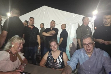 VUČIĆ PEŠKE STIGAO  DO PIONIRSKOG PARKA! Blokaderi prete napadom na ćacilend! (FOTO)