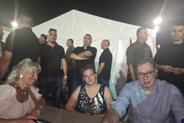 VUČIĆ PEŠKE STIGAO  DO PIONIRSKOG PARKA! Blokaderi prete napadom na ćacilend! (FOTO)