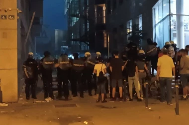 NOĆ TERORA U NOVOM SADU! BLOKADERI POKUŠALI NASILNI UPAD NA FAKULTET: Letele dimne bombe, kamenice i cigle! POGOĐEN POLICAJAC! (VIDEO)