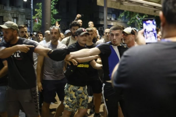 "POKUŠANO MASOVNO UBISTVO SIMPATIZERA SNS"! Užasno nasilje: "Da li će Srbija dozvoliti blokaderima da je pretvore u Ukrajinu?"