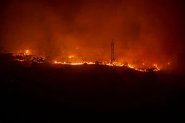 ZAPALILA SE GOMILA PLASTIKE I KARTONA! Građanima savetovano da zatvore PROZORE i da ne borave NAPOLJU!
