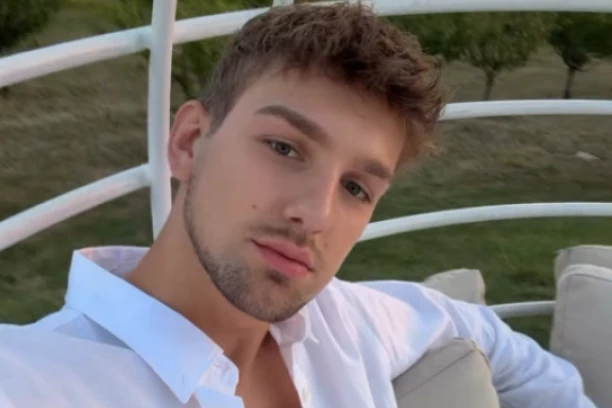 POZNATO STANJE PEVAČA KOM JE POZLILO U CRNOJ GORI: Izašao iz bolnice, pa se oglasio - HVALA SVIMA... (FOTO)