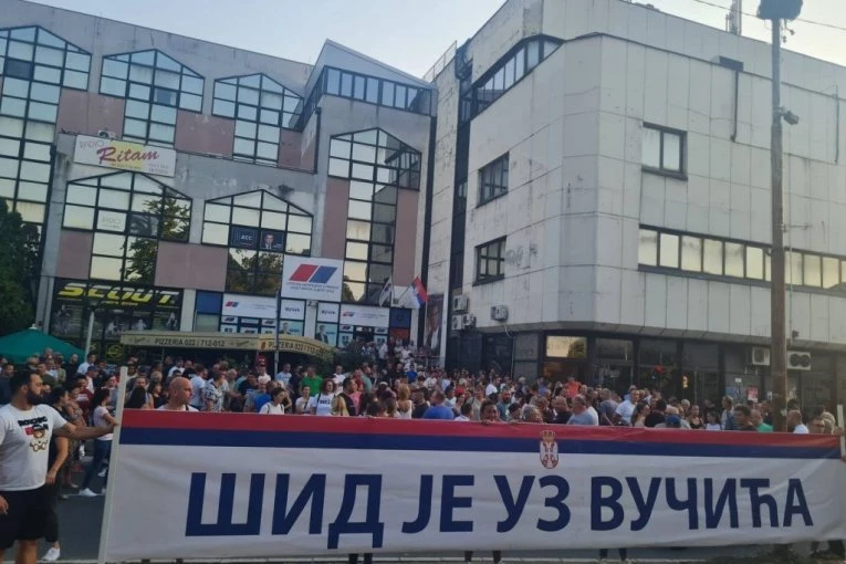 ŠID REKAO NE BLOKADAMA: Više od 2.000 građana na skupu, blokaderi jedva okupili stotinak ljudi! Bulatovič: Ovde su ljudi koji vole Srbiju! (VIDEO)