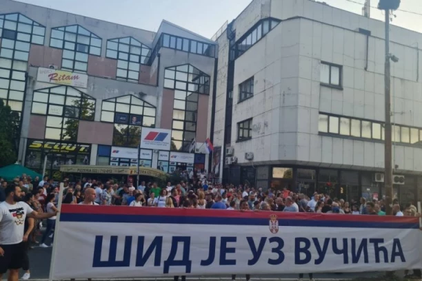 ŠID REKAO NE BLOKADAMA: Više od 2.000 građana na skupu, blokaderi jedva okupili stotinak ljudi! Bulatovič: Ovde su ljudi koji vole Srbiju! (VIDEO)