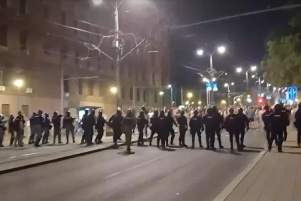 NAJAVLJUJU NOVO NASILJE I NEREDE? Blokaderi poslali jezivu poruku - PONESITE FANTOMKE, VEČERAS PUCATE PO ŠAVOVIMA! (FOTO)