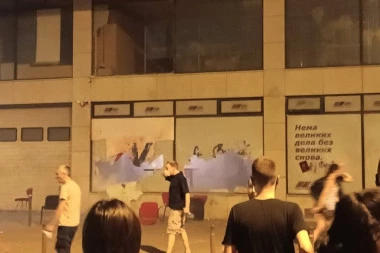 MASKIRANI I NAORUŽANI BLOKADERI U NOVOM SADU SPREMAJU PAKAO! Krenuli ka prostorijama SNS, biće haos