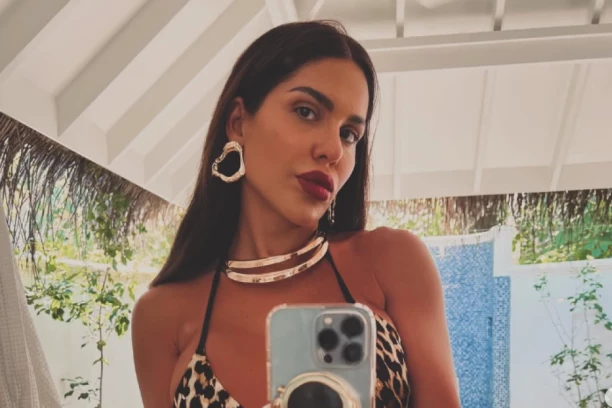 VIŠE NE KRIJE DEČKA: Javno objavljeno koga ljubi srpska pevačica - nasred terase ZAJAHALA izabranika, sve puca od strasti i ljubavi (FOTO)