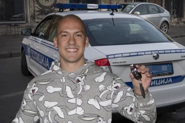 POLICIJA ISTRESLA BAKU PRASETA IZ GAĆA NASRED AUTO-PUTA! Naglo prekinut lajv srpskog jutjubera dok DIVLJA za volanom bez dozvole (VIDEO)