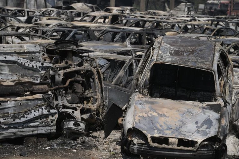 UNIŠTENO VIŠE OD 550 AUTOMOBILA: Pojavile se jezive fotografije posle požara na parkingu (FOTO)