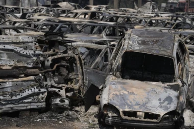 UNIŠTENO VIŠE OD 550 AUTOMOBILA: Pojavile se jezive fotografije posle požara na parkingu (FOTO)