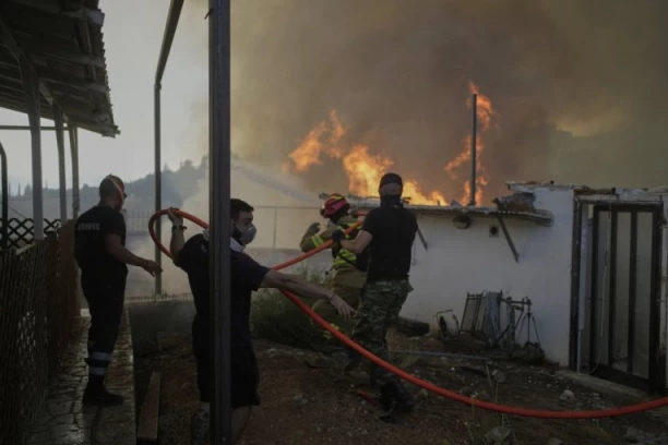 NOVI POŽAR U GRČKOJ! Na terenu avioni i helikopteri, u neposrednoj blizini STAMBENE KUĆE