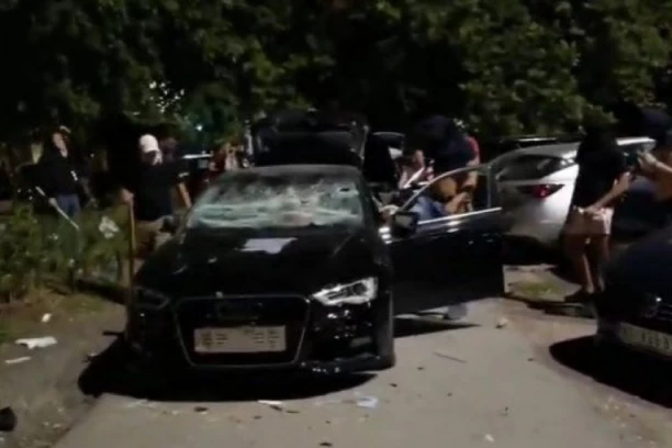 BLOKADERI-NASILNICI POKAZALI PRAVO LICE! Pogledajte snimak kako razbijaju parkirane automobile u Novom Sadu - čisto divljaštvo! (VIDEO)