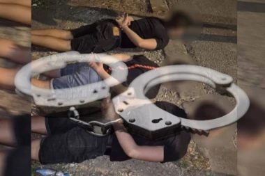 OVAKO SU POHAPŠENI NAPADAČI U BEOGRADU! Policija im stavila lice na ruke i odvela u stanicu - MALOLETNIK DIVLJAO, UNIŠTAVALI AUTOMOBILE! (VIDEO)