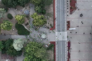 BLOKADERI NAJAVLJIVALI NAJVEĆI SKUP U VRBASU, A SKUPILO IH SE 139: Pet puta više naprednjaka čuva prostorije SNS u tom mestu (FOTO)