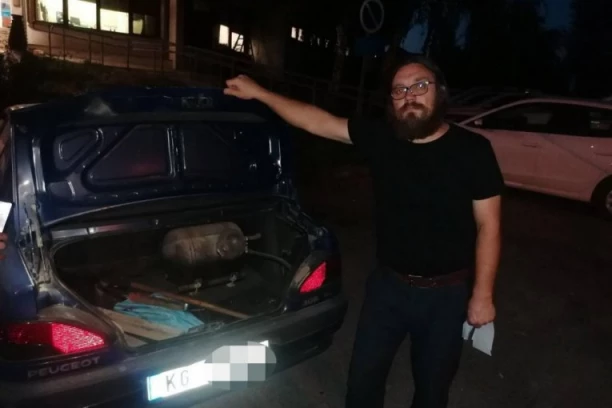 POLICIJA U ARANĐELOVCU ZAUSTAVILA SVEŠTENIKA-BLOKADERA KOJI JE PONEO ORUŽJE NA PROTEST! Napunio ceo gepek pa krenuo u štetu