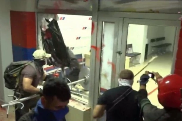 TEROR BLOKADERA SE NASTAVLJA! Hoće da izazovu građanski rat! Nasilnici i batinaši u NOVOM SADU RAZBIJAJU STAKLO NA SNS (VIDEO)