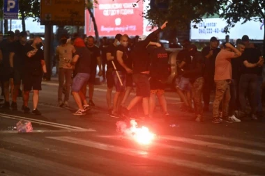 TOPOVSKI UDARI NA NOVOM BEOGRADU! Blokaderi brutalno napadaju policiju - OPŠTI HAOS