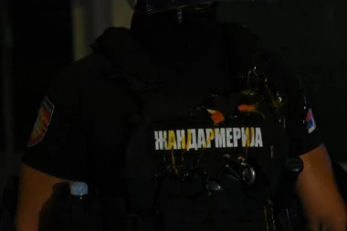 POLOMLJEN NOS PRIPADNIKU ŽANDARMERIJE! Incident tokom demonstracija u Nišu!