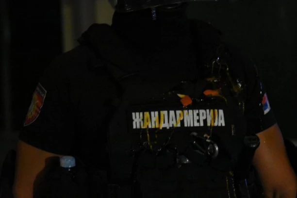 POLOMLJEN NOS PRIPADNIKU ŽANDARMERIJE! Incident tokom demonstracija u Nišu!