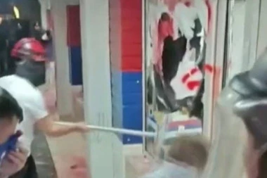 "MIRNO RAZBIJAJU PROSTORIJE SNS!" Izveštavanje novinarke Nove S usred divljaštva u Novom Sadu o kom bruji cela Srbija! (VIDEO)