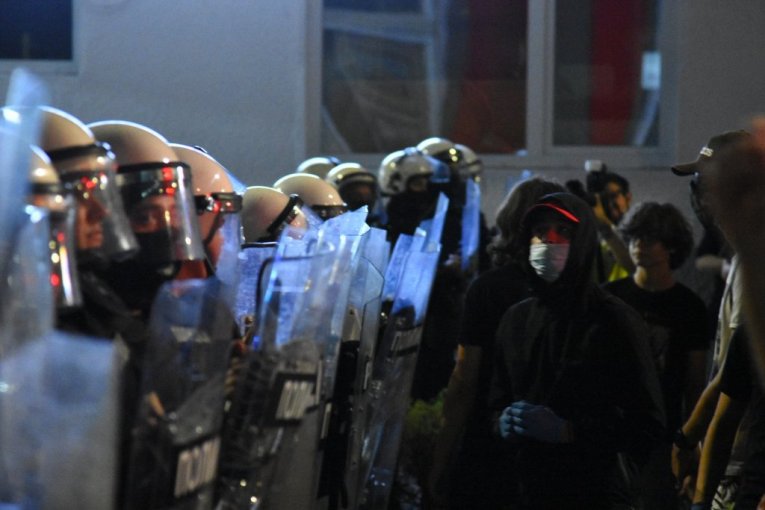 U PANČEVU PRAVILI HAOS ISPRED ZATVORA, U ČAČKU I ZAJEČARU ISPRED PROSTORIJA SNS! Blokaderi ne odustaju od rušenja države!