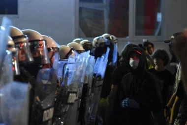 U PANČEVU PRAVILI HAOS ISPRED ZATVORA, U ČAČKU I ZAJEČARU ISPRED PROSTORIJA SNS! Blokaderi ne odustaju od rušenja države!