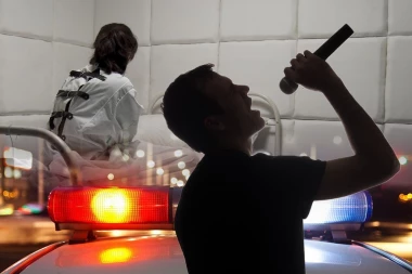 POLICIJA GA SAČEKALA NA KUĆNOM PRAGU! Popularni pevač nakon privođenja PRISILNO STRPAN NA PSIHIJATRIJU!