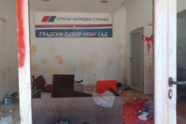 GRAĐANI I SIMPATIZERI ZAPEVALI "TAMO DALEKO" U DEMOLIRANIM PROSTORIJAMA SNS! Iz Novog Sada danas se šalje najlepša slika: "DOŠLI SMO DA POSPREMIMO SVOJ DOM!" (FOTO)