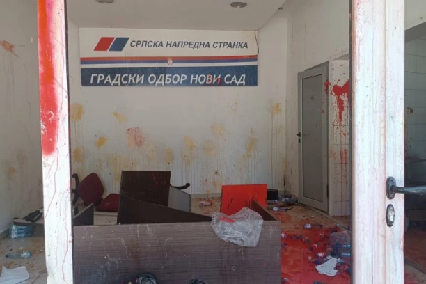 GRAĐANI I SIMPATIZERI ZAPEVALI "TAMO DALEKO" U DEMOLIRANIM PROSTORIJAMA SNS! Iz Novog Sada danas se šalje najlepša slika: "DOŠLI SMO DA POSPREMIMO SVOJ DOM!" (FOTO)