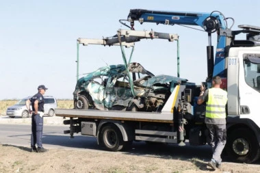 "VOZAČ KAMIONA JE VIKAO DA ZOVEMO HITNU, DA JE UBIO LJUDE"! Svedokinja o užasu na putu kod Ugrinovaca: "POTRČALI SMO, ALI DECA SU VEĆ BILA MRTVA"! (VIDEO, FOTO)