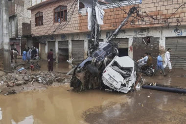 VIŠE OD 25.000 STANOVNIKA IZNENADA EVAKUISANO: Drama u gradu, očekuju se neviđene poplave (VIDEO)