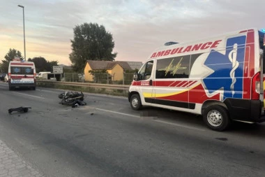 TEŠKO POVREĐEN VOZAČ MOTORA NA OBILAZNICI OKO ČAČKA! Sudario se sa automobilom! (FOTO)