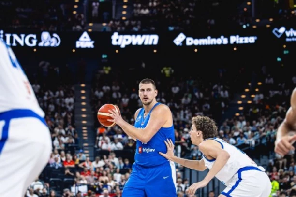 ŠTA RADI OVAJ ČOVEK? Jokić neverovatnom majstorijom ostavio sve u čudu - OVO SE NE VIĐA NA KOŠARKAŠKIM TERENIMA (VIDEO)