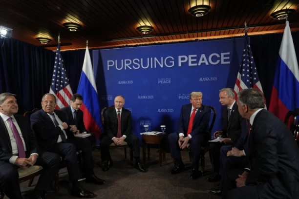 KREMLJ TRLJA RUKE: Putin iz izolacije pravo na crveni tepih, objavljeni snimci iza kulisa (VIDEO)