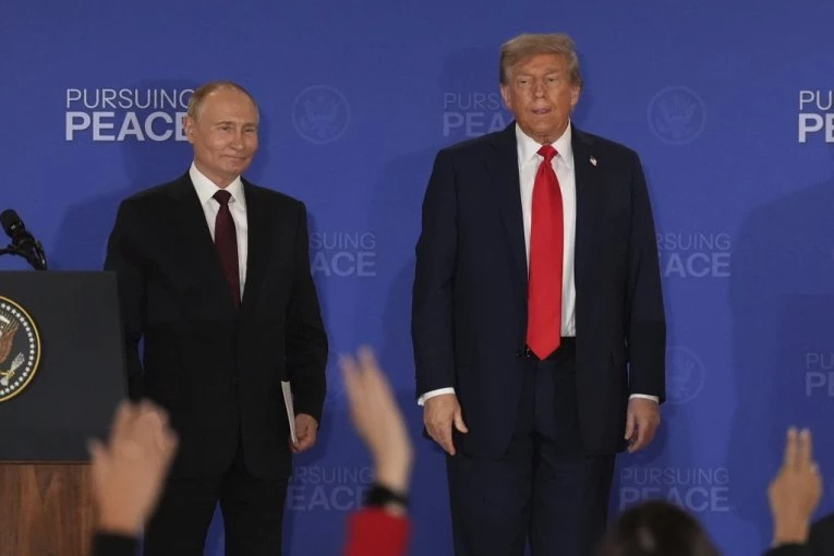 KADAR GODINE! NADREALNIJE NE MOŽE! Evo ko je u vazduhu POZDRAVIO PUTINA kada je poleteo sa Aljaske za Rusiju (VIDEO)