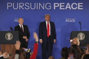 PUTIN JE ZANEMEO: Trampov telohranitelj usred sastanka PAO U NESVEST! (VIDEO)