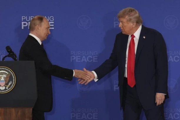 DA LI JE OVO MOGUĆE? Posle susreta Putina i Trampa na frontu snimljeno OKLOPNO VOZILO kako juriša sa ruskom i AMERIČKOM zastavom! (VIDEO)