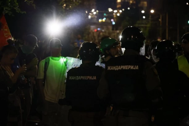 BLOKADERI SE IŽIVLJVALI NAD PROSTORIJAMA SRPSKE RADIKALNE STRANKE! Nakon divljanja se oglasio i Vojislav Šešelj