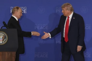 TRAMP BACIO "BOMBU" PRED NOVINARE: Putin dolazi u Vašington?