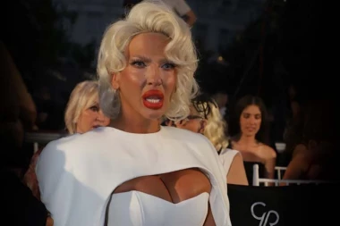 BOMBA JELENE KARLEUŠE NAKON NAPADA BLOKADERA! Pevačica žestoko udarila kontru - evo šta je sada pripremila!