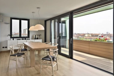 KUPIO JE MANJI STAN NA POSLEDNJEM SPRATU ZGRADE: Kada je video šta se krije na krovu, ostao je bez daha! (VIDEO)