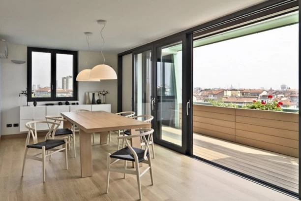 KUPIO JE MANJI STAN NA POSLEDNJEM SPRATU ZGRADE: Kada je video šta se krije na krovu, ostao je bez daha! (VIDEO)